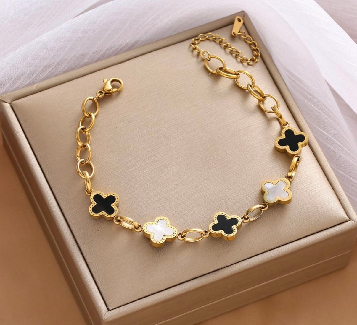 Elegant Black & White Clover Charm Bracelet - Gold Plated Anti-Tarnish Lucky Four Leaf Bracelet for Women